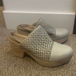 Free people clogs in excellent used condition